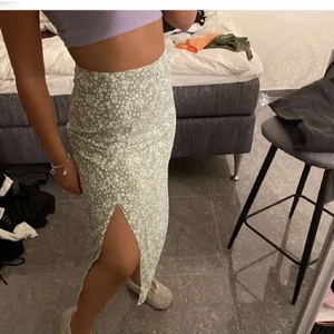 Kjol med slits - Superfin grön kjol med slits på vänster ben. Perfekt nu till sommaren😍 Frakt står köparen för och hör av er vid frågor eller funderingar💓