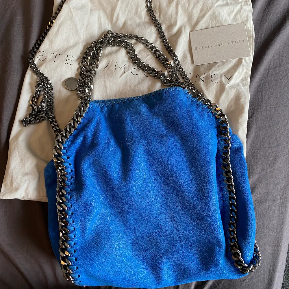 Stella väska i fiiiinaste blå färgen 💙 självklart äkta och äkthetsbevis finns !!!! Inga defekter utan i jättebra skick! Modellen är mini 😇 allt på bild medföljer samt äkthetsbevis . Väskor.