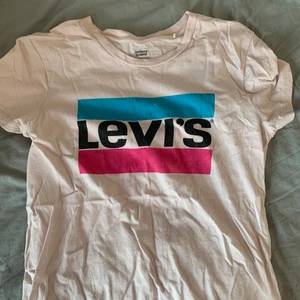 Levis t-shirt  - Olika Levis t-shirts och alla är 100% äkta, nästan aldrig använda och har i färgerna rosa, grå och vit, allt postas med spårbar frakt upp till 66kr genom PostNord appen :) allt sker via Swish 💓 Pris kan diskuteras 