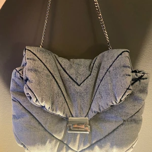 Väska  - Väska från zara som ny, superfin frakten ingår i priset