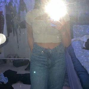 MOM jeans - Dessa trendiga MOM jeans finns överallt. Dessa är aldrig använda och kommer inte komma till användning heller. Dom är lite stora i midjan men det går och lösa på olika viss. Frakten tillkommer 