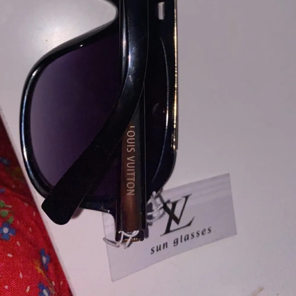 Louis Vuitton solglasögon. Helt nya, aldrig använda. 250kr inklusive frakt. 🚚  Skriv privat för fler bilder. . Accessoarer.