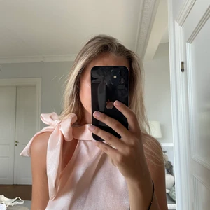 Halterneck topp - Jättefin topp som man knyter i halsen, köpt på mango förra sommaren men aldrig använd, prislappar kvar. Storlek S. 100kr💞