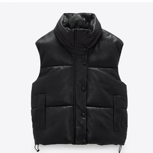 ZARA VÄST  - Säljer denna väldigt populära väst från zara. Den är ganska svår att få tag i eftersom storlekarna är nästan alltid slut på hemsidan. Den är aldrig använd bara testad i butik och hemma.  Säljer den då jag har en lika dan i en mindre storlek. LÄGG BUD, eller köp direkt för 550kr😋 (kom privat för fler bilder) 💓💓pris kan diskuteras 