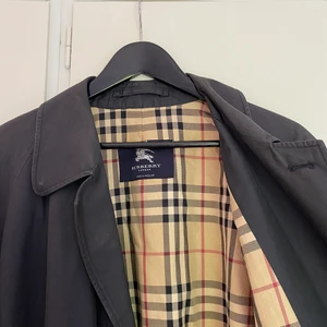 Burberry jacka  - Kappa från Burberry i fint skick, köpt second hand. Strl L (ganska oversize fit). Kan mötas upp i Uppsala eller frakta! 
