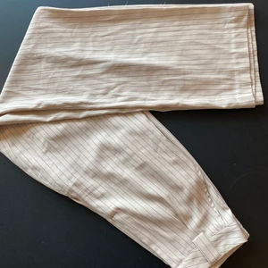 Jättepopulära byxor från NAkd i beige. Storlek xxs men passar en xs - Snygga byxor i storlek xxs, dom är långa i benen så passar långa personer. 