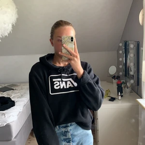 Vans hoddie i storlek L - Vans hoddie i storlek L, funkar också som M. Bra skick. 