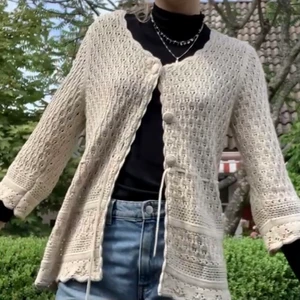 Vintage Kofta - Mysigaste koftan köpt på Second Hand✨✨ Perfekt för sena sommarkvällar eller mysiga vinterdagar🥰 Skriv om du har några frågor eller vill ha fler bilder, köparen står för frakten✨✨ (Läs min bio för info)