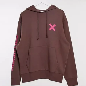 collusion-hoodie - säljer min collusionhoodie köpt ifrån asos då den bara hänger i min garderob. den är köpt för 250kr och är i väldigt bra skick. plagget är stor i storlek. priset kan diskuteras vid snabb affär. kan fraktas inom sverige eller mötas upp i stockholm❤️