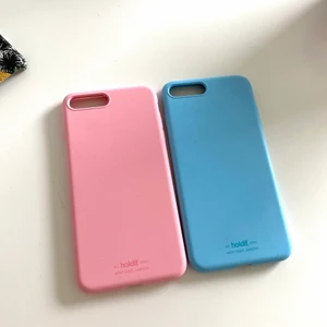 Holdit skal iPhone 7plus, 8plus - Säljer dessa fina siliconskal från Holdit, som passar iPhone 8plus och iPhone 7plus💫  Är i jättebra skick, endast ett litet ”hål” på det rosa skalet som ni ser på bild två.  1 skal 40kr, 2 skal 60kr💕 Köparen står för frakt!