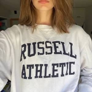 Russel Athletic Sweatshirt - Sweatshirt från Russel Athletic i storlek M, köpt här på Plick 💗 Den är lite stor i storleken och sitter oversized på mig som är 175,5 och vanligtvis har xs/s. Tröjan är aningen nopprig och har en liten fläck vid ena ärmmudden, men det är inget man tänker på :) Tveka inte att skriva om du har några frågor 💕