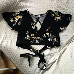 H&M croptop strl XS-S - Söt croptop med knytning i ryggen, storlek XS men passar S med. 