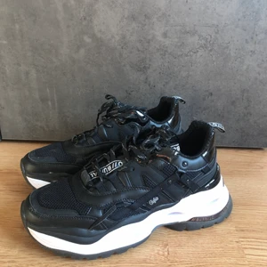 buffalo triplet hollow stl 41 - Lätt använda buffalo skor, med en liten repa där färgen gått bort