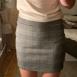 Kjol från Lindex - Tajt svart/vit mönstrad kjol från Kappahl i strl 134/140. Frakt - 45kr🖤🤍