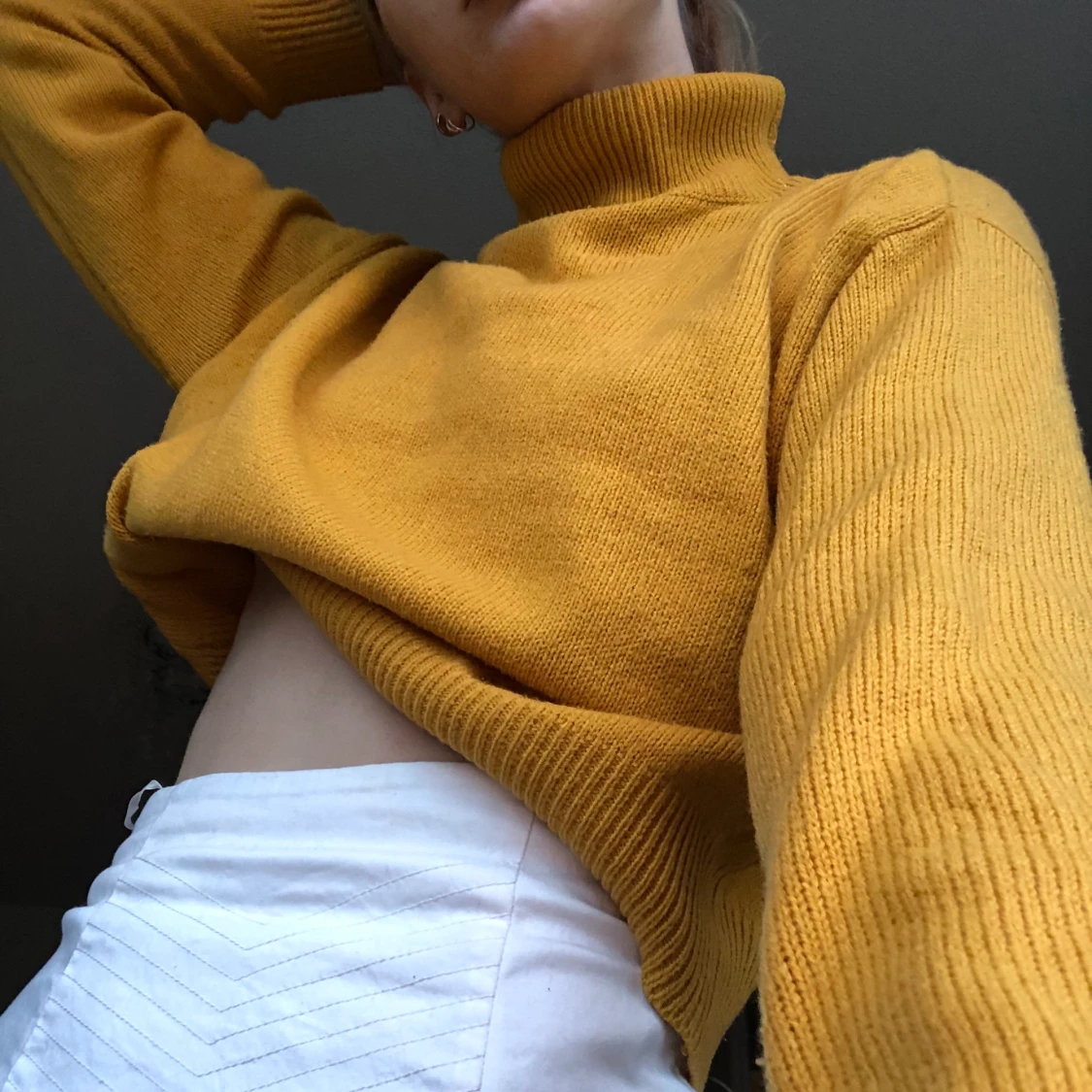Gul stickad polo