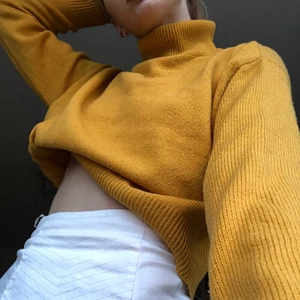 Gul stickad polo - XS