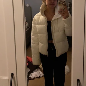 Puffer jacka  - En jätte skön oanvänd puffer jacka från lager 157. Den är mysig och oversized men kommer inte till användning. Den är storlek XS men passar även en S o tillome en M. Nypris 400. Skriv för mer info eller bilder 🤍