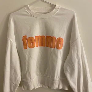 Sweatshirt  - Säljer en oanvända sweatshirt från bikbok eftersom den inte används💓💓 