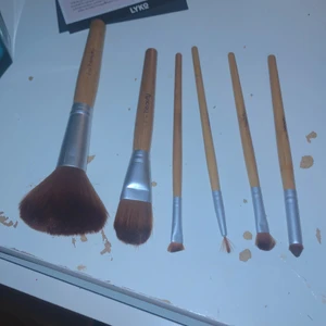 Sminkborstar  - I on beauty borstar  ( puder, contour, foundation, eyeliner, 2 ögonskugga ) 75 kr. RT borstar (multi, highlighter, blandning) 50 kr. Blandade borstar (foundation, puder, highlater, contour) 20 kr/borste! 