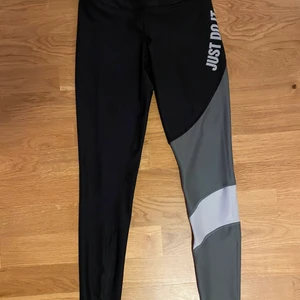 Nike tights - Jätte fina högmidjade Nike tights i nyskick, använda Max  2 gånger, säljer dom pga. dom är lite för små för mig. Storlek: S Nypris: 499kr, säljer dom för 150kr eller till högsta bud