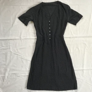 Fin klänning - Svart klänning med vita prickar från åhlens i strl 36. 100%. fina vita knappar längs överdelen och djup v-ringning. Fint till sommaren eller för lite kallare väder med strumbyxor och tjocktröja. Kan skicka fler bilder eller mått vid begäran. Om fler är intresserade blir det budgivning. Kolla gärna in mina andra annonser, samfraktar gärna🐅