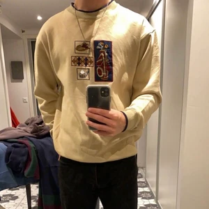 Vintage Sweatshirt - Grymt snygg vintage tröja från England 🏴󠁧󠁢󠁥󠁮󠁧󠁿 Skick: 5/5 Tröjan passar perfekt på small, då är den snäppet oversized. Pris kan diskuteras privat.