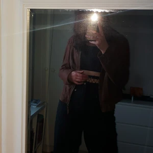 Brun vårjacka - Tunn jacka i brun höstfärg med dragkedja. Står storlek 42 men fungerar för xs-l. Design by Kappahl. 100 kr + frakt