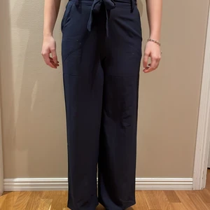 Kostymbyxor med Knut i midjan  - Marinblåa utsvängda kostymbyxor, stretchiga och töjbara . Passbara till alla kroppar.