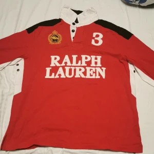 Ralph Lauren tröja  - Jättesnygg Ralph Lauren tröja som köptes för 2200 på Care of Carl när de var ute för limited edition. 100% äkta. Använd 2-3 gånger och är i princip som ny. Kolla i min profil för att se fler liknande tröjor från samma märke. Kontakta mig vid paketpris mm. Köpare står för frakt 