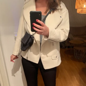 Jacka - Fin höst/vinter jacka💗aldrig använt köpt från hm. Prislapp sitter kvar💓köpte för 500kr säljer för 300kr💗