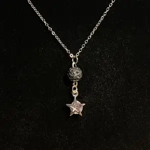 Halsband i rostfritt stål med pärla i lavasten samt hänge med cubic zirconia sten💎  Fri frakt✨