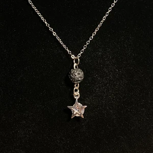 Halsband med lava och cubic zirconia  - Halsband i rostfritt stål med pärla i lavasten samt hänge med cubic zirconia sten💎  Fri frakt✨