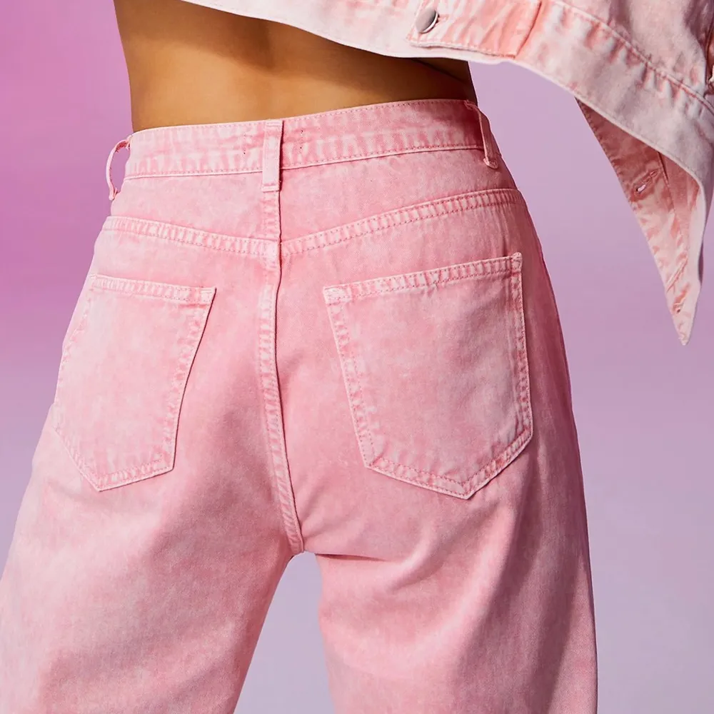 Helt nya jeans med etiketten på, i en super fin rosa färg, passform raka ben . Jeans & Byxor.