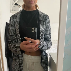 Blazer/jacka/kavaj - Säljer min fina rutiga blazer som är av lite tunnare material men som funkar både inomhus och utomhus😊 hör av dig om du har någon fråga eller vill se tydligare bild 🤍🤍