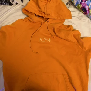 Polar Skate hoodie - Polar hoodie stl M, använder ej. Bra skick bara liten liten färgfläck på bröstet (syns knappt) passar S och M 999 nypris