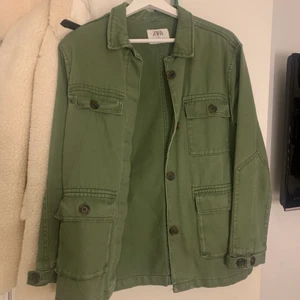 GRÖN overshirt  - Säljer en super fin jacka från zara passar till allting och den är köpt på barnavdelningen den är i storlek 164 och passar mig som vanligtvis bär en S 💞💞 säljs pga köpt en annan 