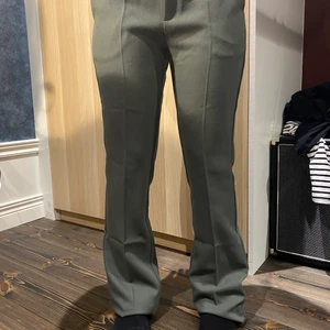 Kostymbyxor  - Super snygga ”sage gröna” kostym byxor från Neo Noir. Helt nya med prislapp kvar men säljer då de är för stora för mig! Nypris 699kr. Storlek XS men passar någon som är lite längre. Kan mötas i stockholm eller frakta:)