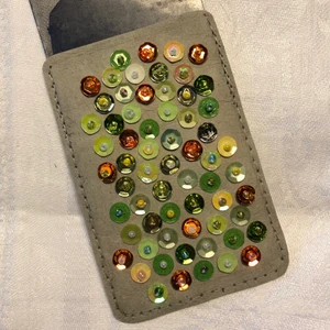 Glittrigt paljettfodral t 8,5x5,3-kort - Humörhöjande fodral till betalkort eller andra kort med formatet 8,5 x 5,3 cm. Handgjort i nubuck-imitation, finns endast ett ex. Betalas med Swish.