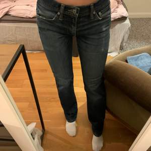 Jag säljer mina supersnygga lågmidjadde jeans från Levis, superfin tvätt som är ganska raka i benen. Säljer då jag har många jeans. 🥰🥰 storleken skulle ja säga passa en som är en s/36. Köparen står för frakten, kontakta gärna mig om ni har några frågor (: