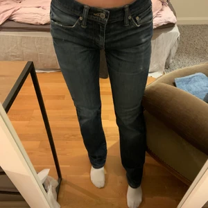 Levis jeans lågmidjade - Jag säljer mina supersnygga lågmidjadde jeans från Levis, superfin tvätt som är ganska raka i benen. Säljer då jag har många jeans. 🥰🥰 storleken skulle ja säga passa en som är en s/36. Köparen står för frakten, kontakta gärna mig om ni har några frågor (: