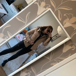 Vinterjacka från zara - Fin beige vinterjacka från zara. Knappt använd.