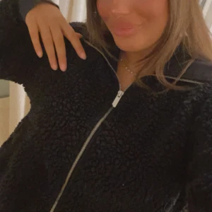 Ziptröja Teddy  - Ziptröja i teddymaterial