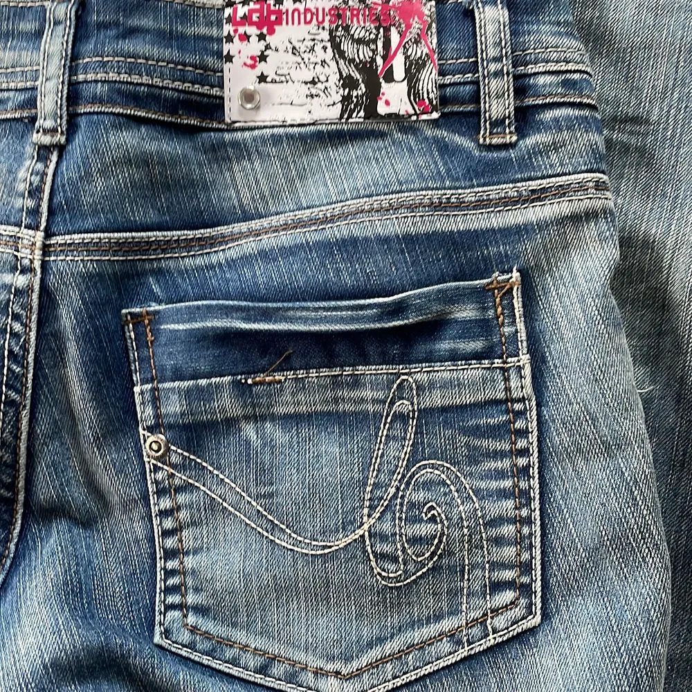 Super fina 90- tals jeans som är köpta här från plick. Super fina detaljer runt hela jeansen. Väldigt bra skick. Kan skicka fler bilder. Innerbenslängd: 76cm. Midja: 36. Jeans & Byxor.