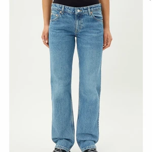 lågmidjade jeans - Lågmidjade jeans från weekday i modellen arrow low straight jeans. Storlek 24/32. Säljer då de är lite för små för mig, prislappen är kvar. Slutsålda på hemsidan. ❤️‍🔥 Jag  har 34 i tex Zaras jeans så skulle säga att dessa är mer som 32!