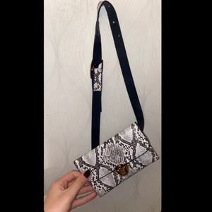 Midjeväska  - Säljer denna midjeväska. Använd en gång. Köpt på zara för 250kr och säljer den för 100kr! 