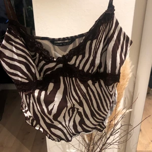 Topp  - Skit snygg sebrarandig brun topp! Aldrig använd då den är något liten för mig!