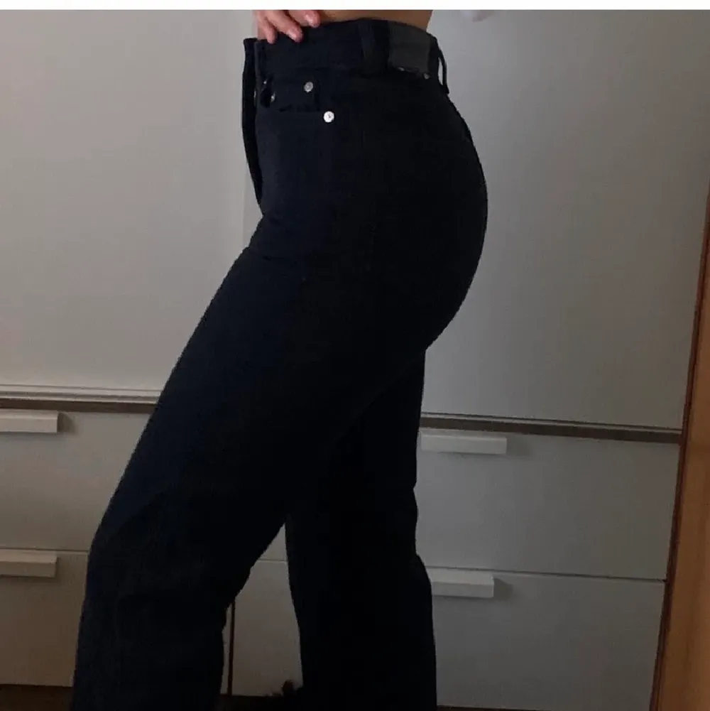 Säljer ett par weekday jeans i modellen rowe (raka) som tyvärr är för små och korta. Jag är ca 164cm och dom skulle passa någon som är 160 ungefär. Dom är i storlek 34💓. Jeans & Byxor.