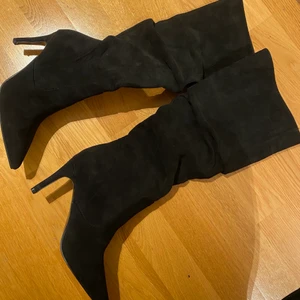 Boots i mocka  - Säljer dessa supersnygga svarta bootsen i mocka imitation. Helt oanvända! Säljer pga köpte fel storlek. Buda från 250kr💘