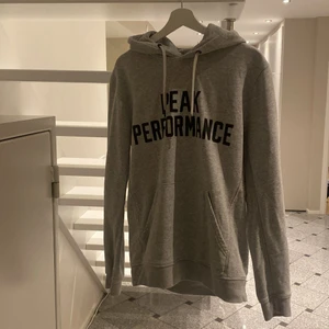 Peak performance hoddie - Skön peak performance hoddie i storlek L                            Skick 8/10