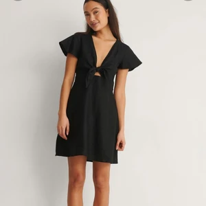 Helt ny superfin klänning!  - Beställde två Strl därför säljer jag denna! Alltså aldrig testad! I linne material. Nypris 450! 